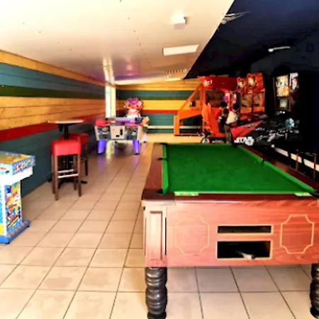 Casa de Férias Chaleureux à Avec Piscine Partagée. *