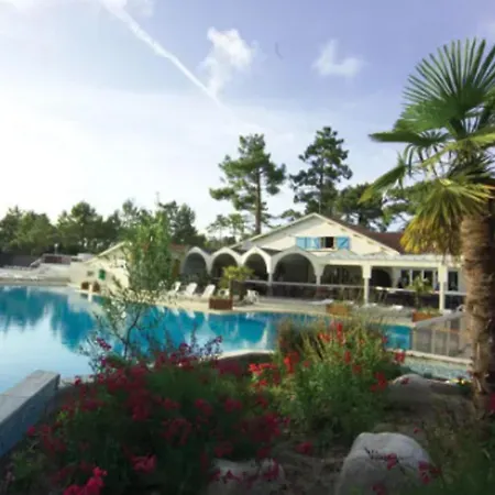 Casa de Férias Chaleureux à Avec Piscine Partagée.