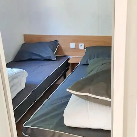 Casa de Férias Chaleureux à Avec Piscine Partagée. *
